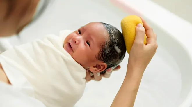 Newborn Bathing 101: Step-by-Step Guide for Sponge and Tub Baths